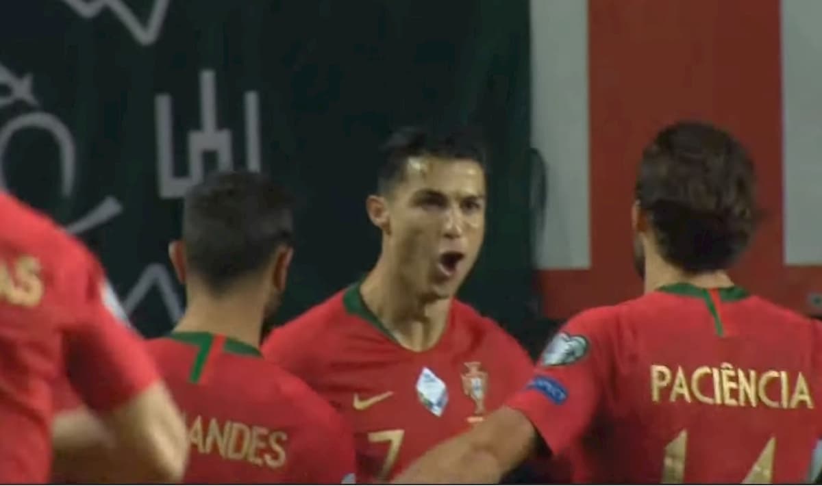 Cristiano Ronaldo show in Portogallo-Lituania: tripletta e selfie con l'invasore VIDEO