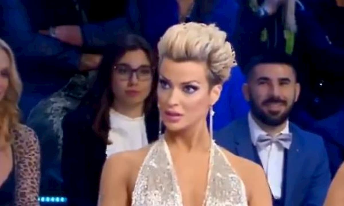 Live Non è la D'Urso, Laura Desiree si bacia con Milly D'Abbraccio