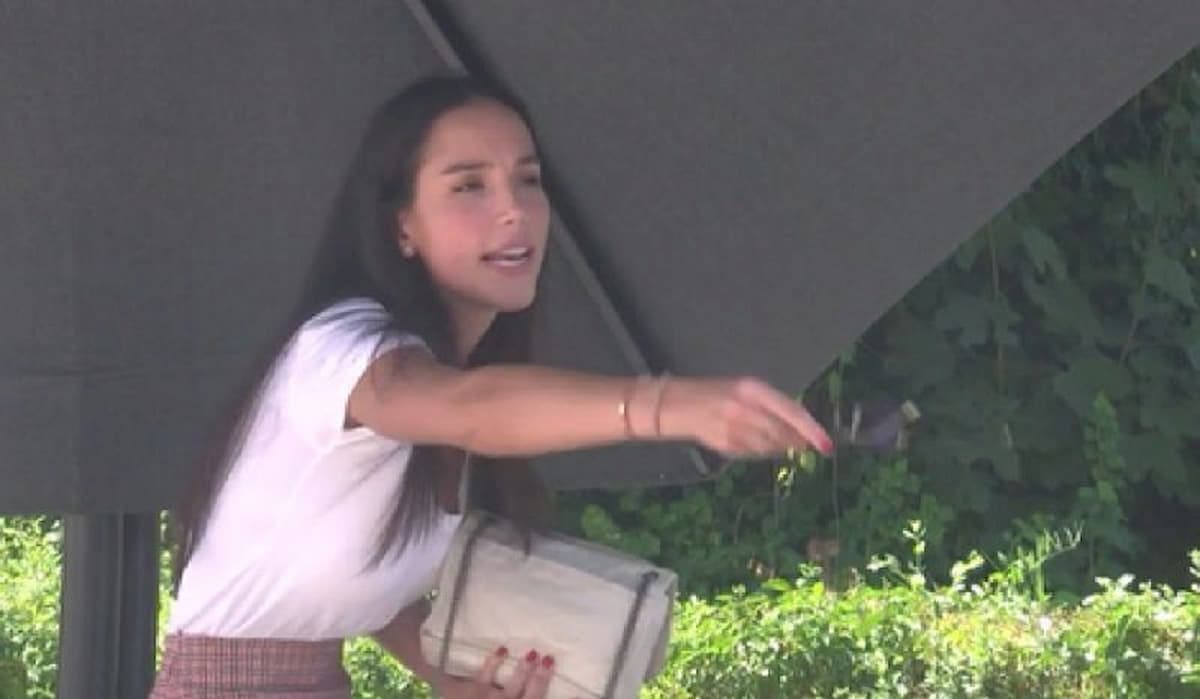 Le Iene, lo scherzo a Paola Di Benedetto: lacrime per la showgirl dopo il furto in un negozio