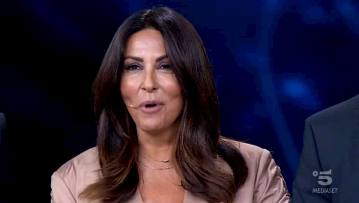 Tu si que vales, Maria De Filippi a Sabrina Ferilli: "Hai le mutande?". E l'attrice...