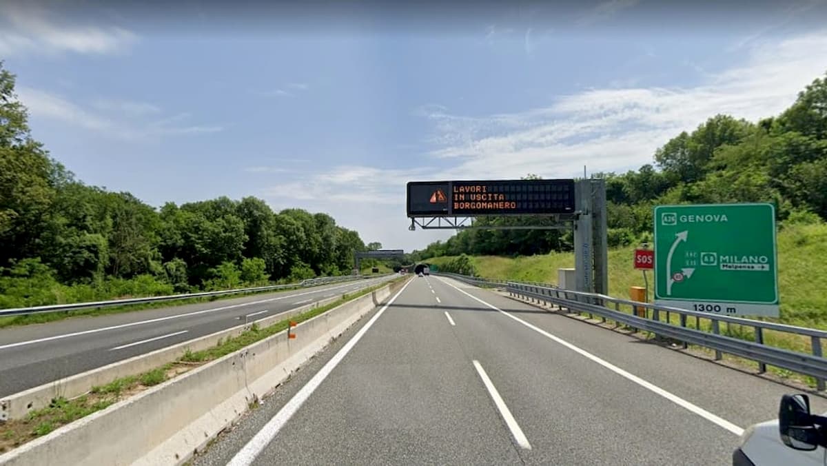 A26, camion perde il carico: tondini di ferro in strada, auto bloccate con le gomme a terra