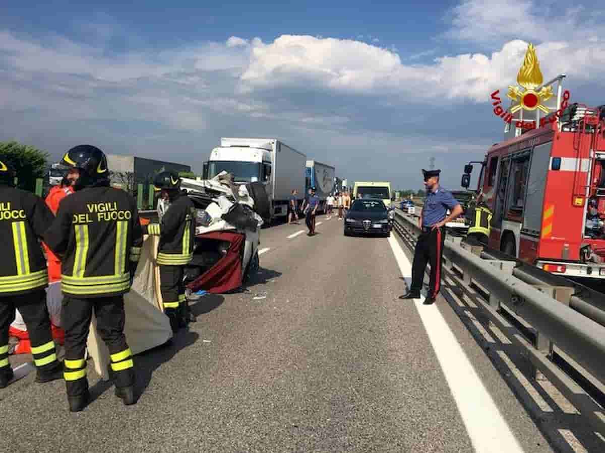 A4, incidente all'altezza di Cormano tra una moto e due tir: morto motociclista