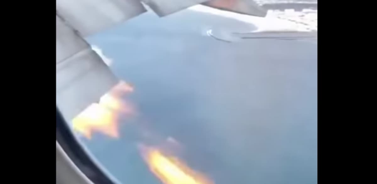 Filma la figlia in aereo, ma si accorge che il motore è in fiamme VIDEO