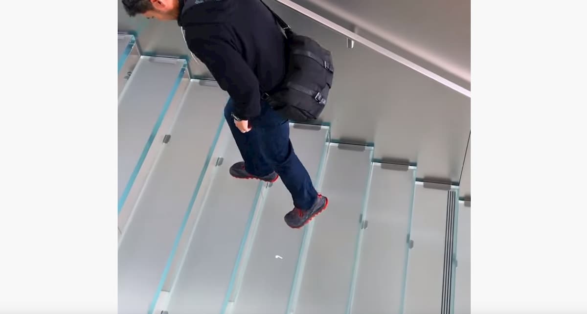 Adesivi di AirPods in tutta San Francisco: lo scherzo diventa virale VIDEO