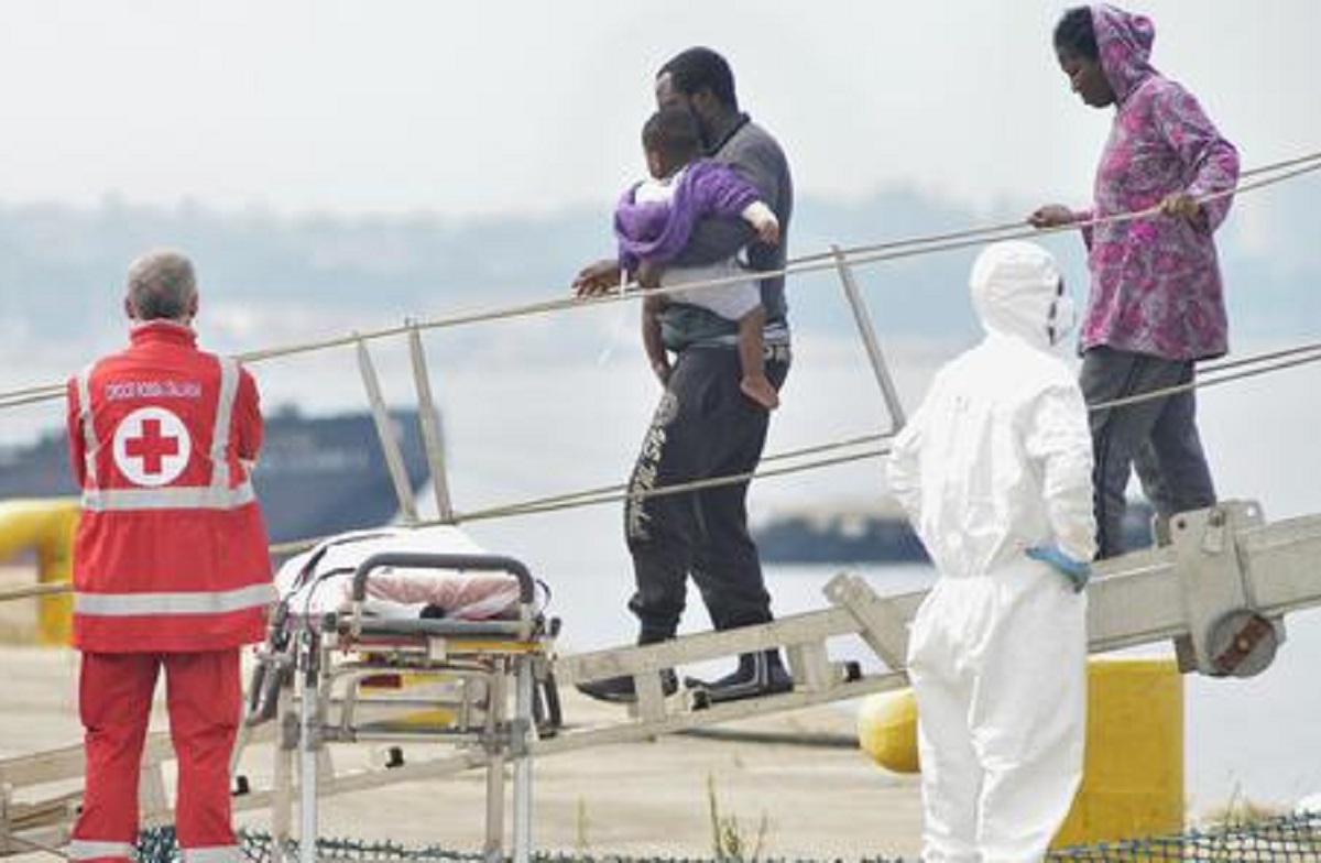 Alan Kurdi fa sbarcare 88 migranti a Taranto: 21 resteranno in Italia