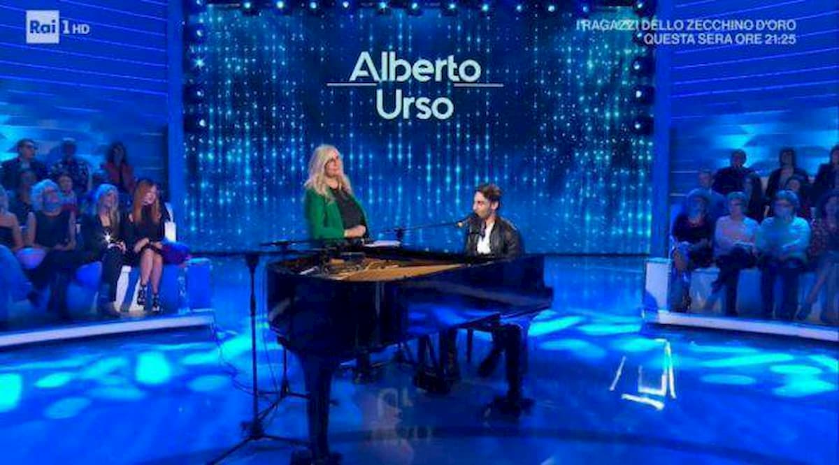 Domenica In, Mara Venier imbarazza Alberto Urso: "Ho aperto la giacca e tu guardavi..."