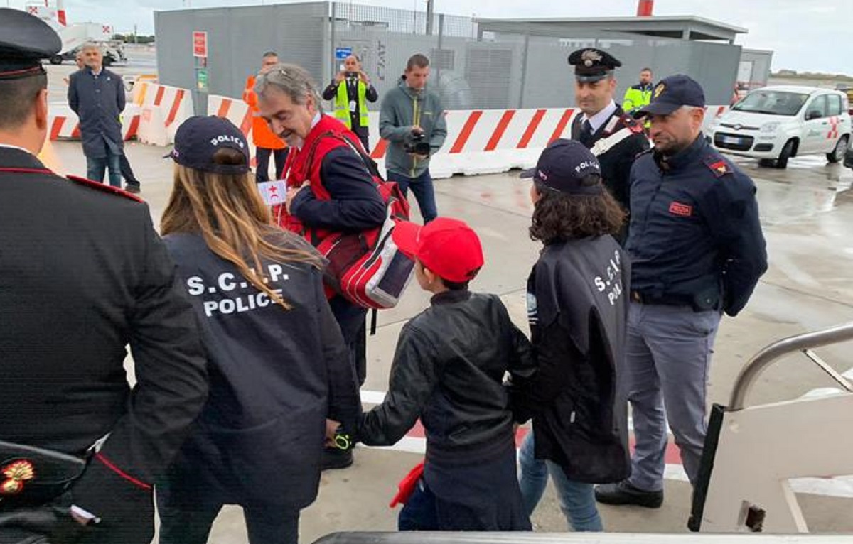 Alvin Berisha è arrivato in Italia. Il piccolo ha riabbracciato la famiglia e chiesto pollo e patatine