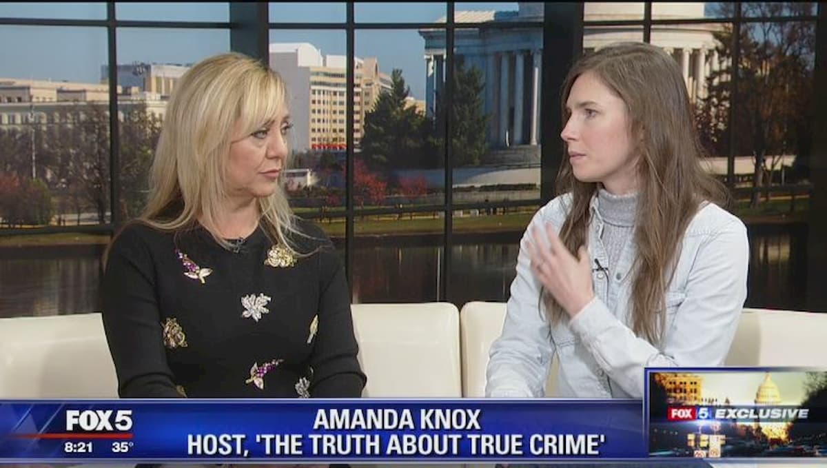 Amanda Knox e Lorena Bobbit insieme al Festival del crimine: "Il nostro trauma usato per fare soldi"