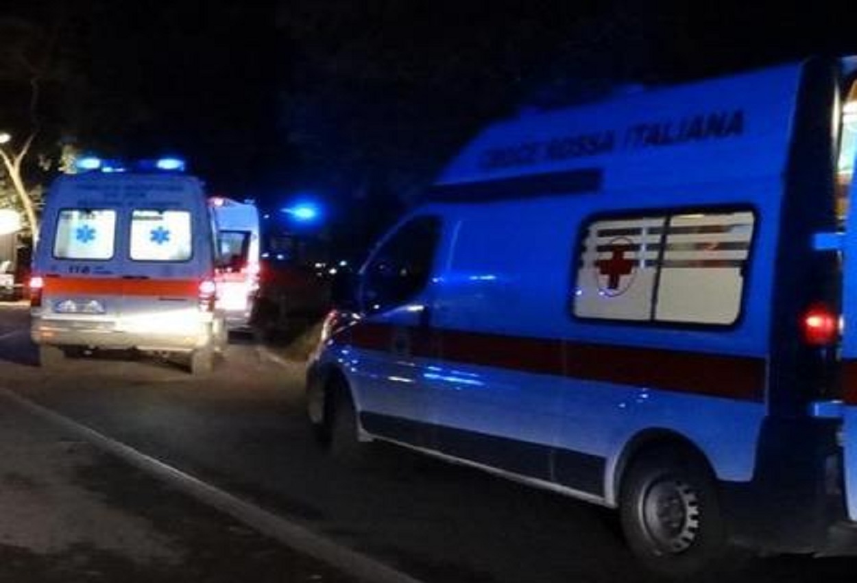 Un'ambulanza, foto Ansa
