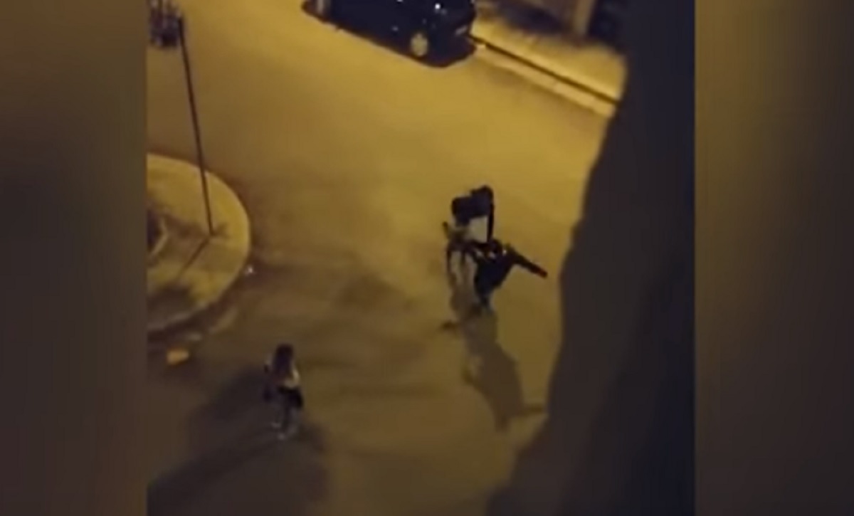 Andria: ragazza picchiata in strada, calci e schiaffi in pieno centro VIDEO