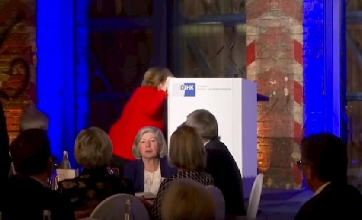 Angela Merkel inciampa