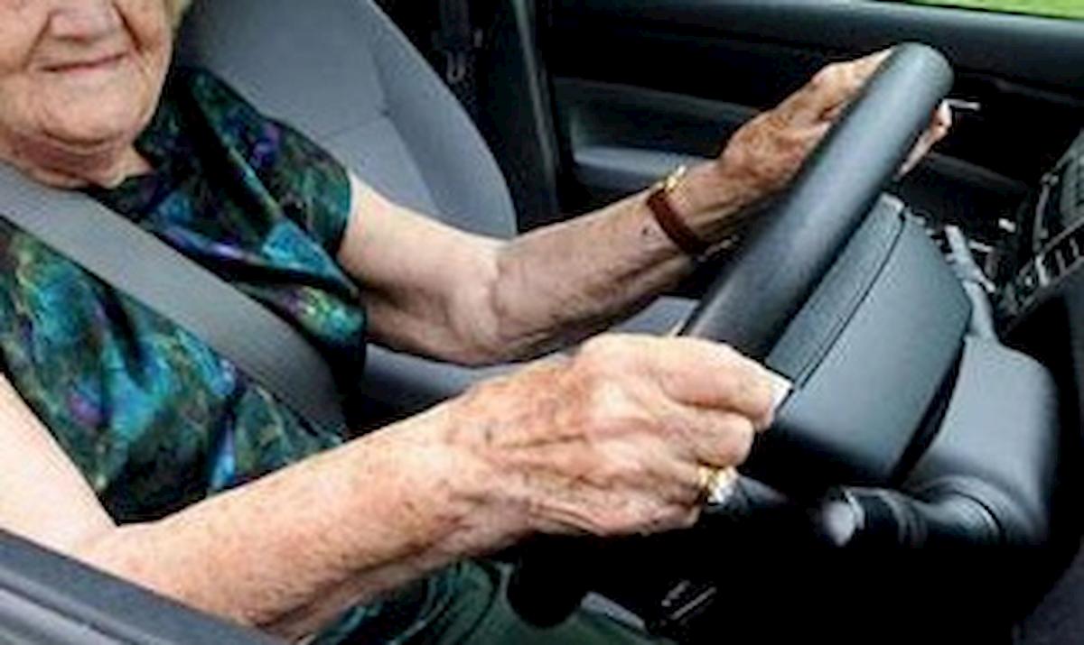 Vittorio Veneto, tampona auto e la multano per 5mila euro: anziana guidava senza patente da 50 anni