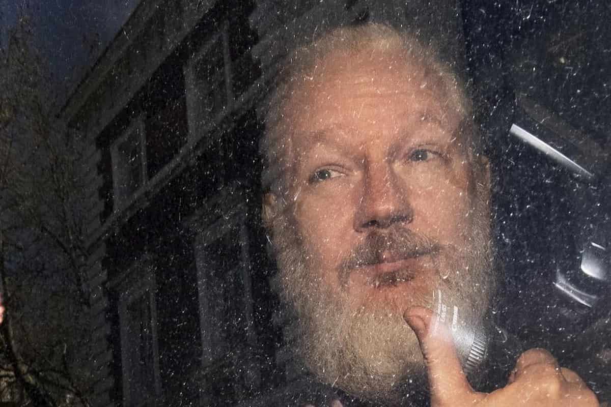 Julian Assange, archiviata l'indagine per violenza carnale in Svezia