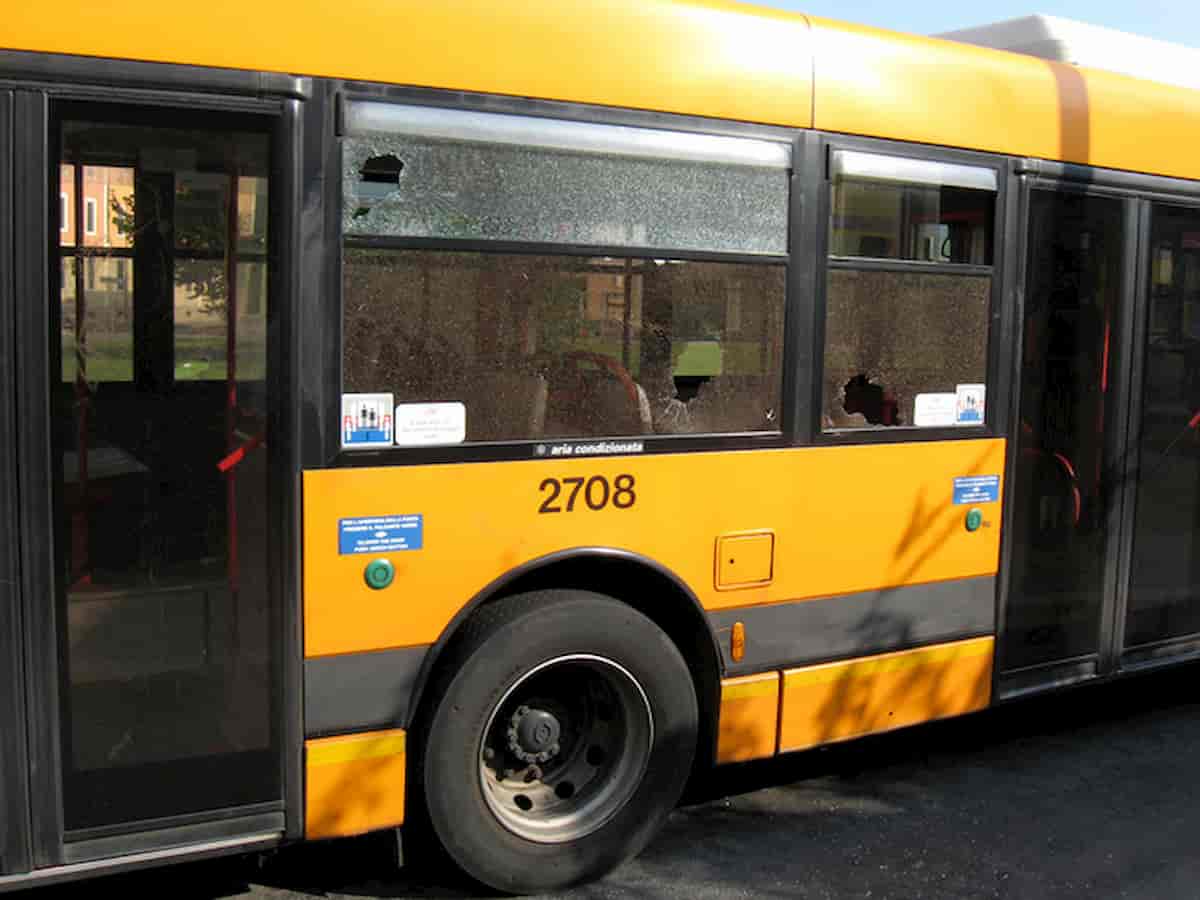 Atm, sparisce gasolio dai mezzi pubblici. Video dipendenti con taniche alla pompa. Assolti