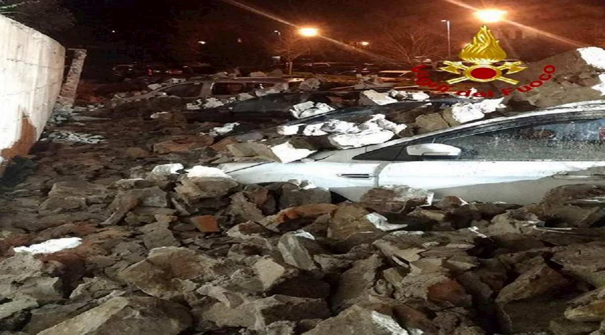 auto sotto muro pontassieve