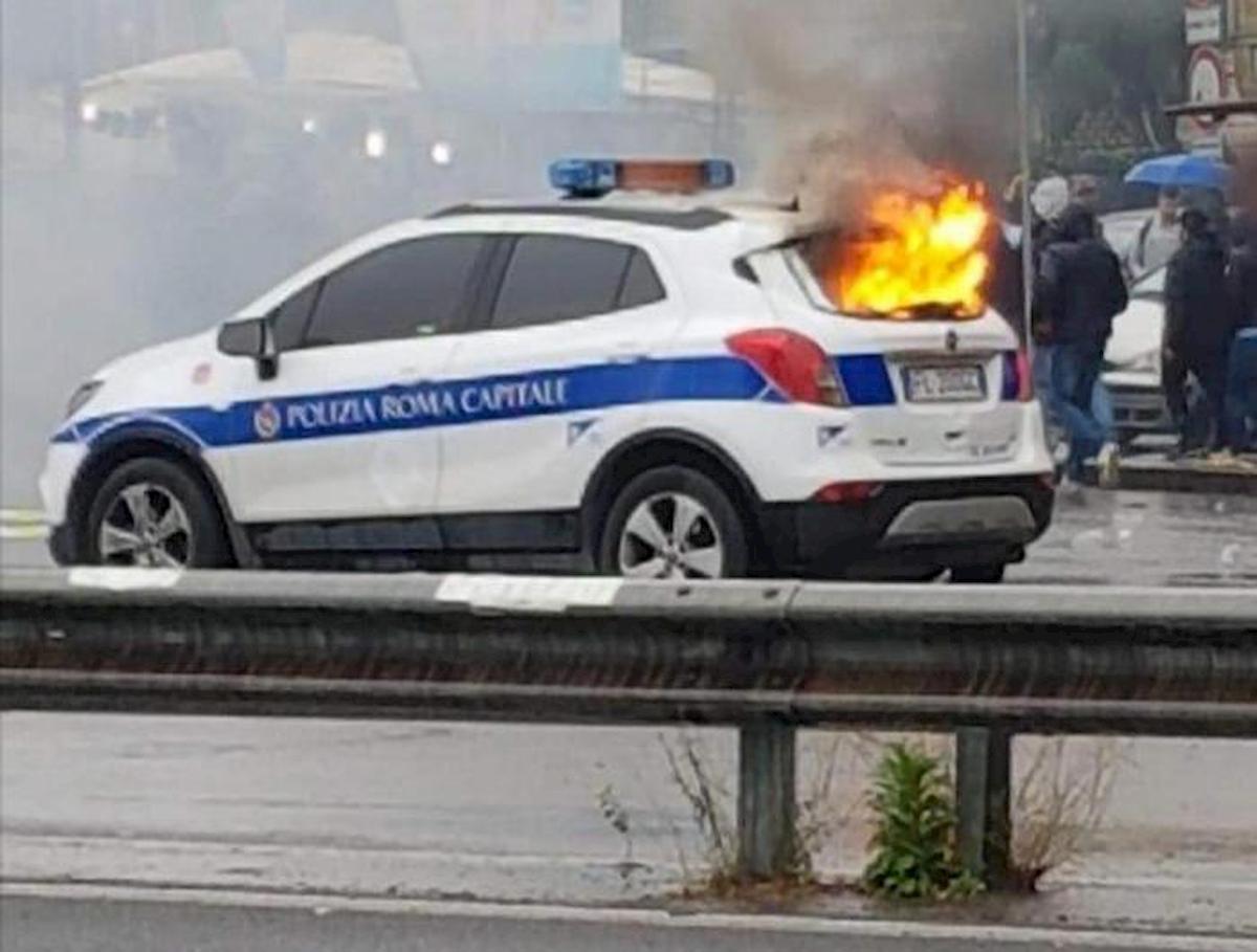 auto polizia roma fiamme ansa