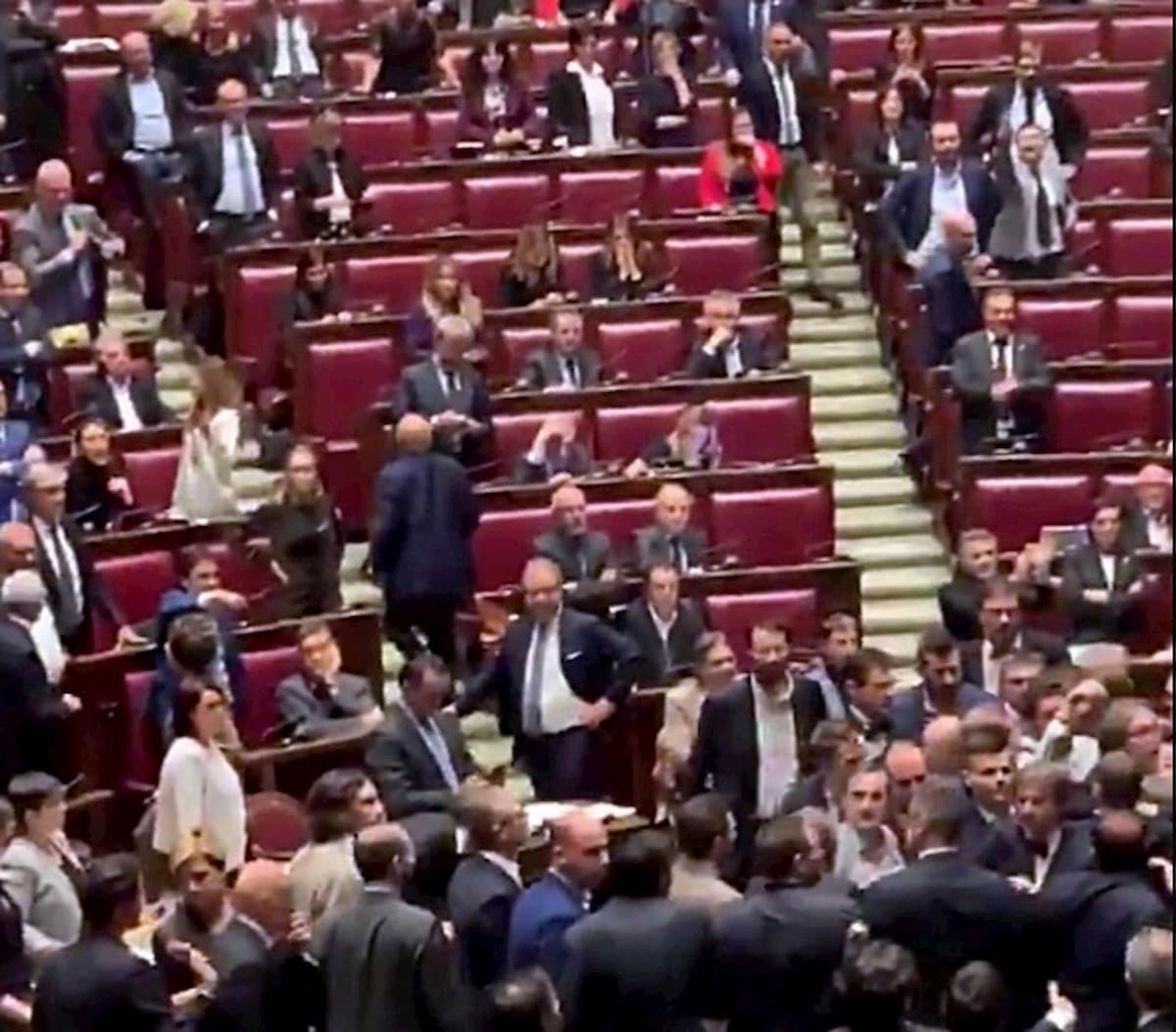 Camera, rissa sul Mes con spinte e botte VIDEO