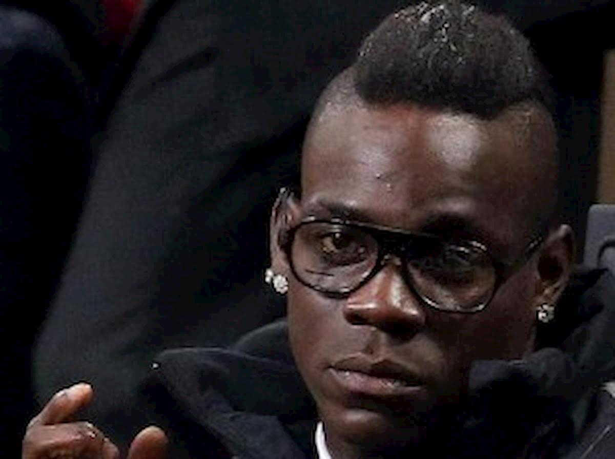 Balotelli cori razzisti chiuso settore stadio Verona