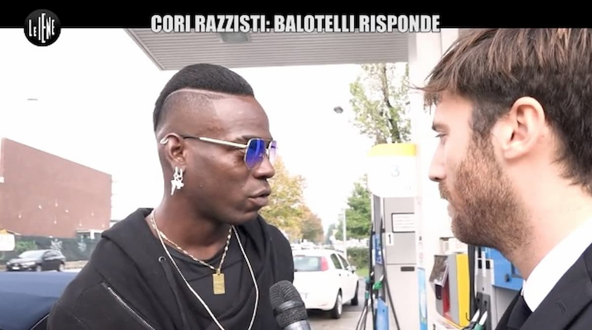 Le Iene, Mario Balotelli sui cori razzisti: "Poche teste di c…". Poi incontra un tifoso del Verona