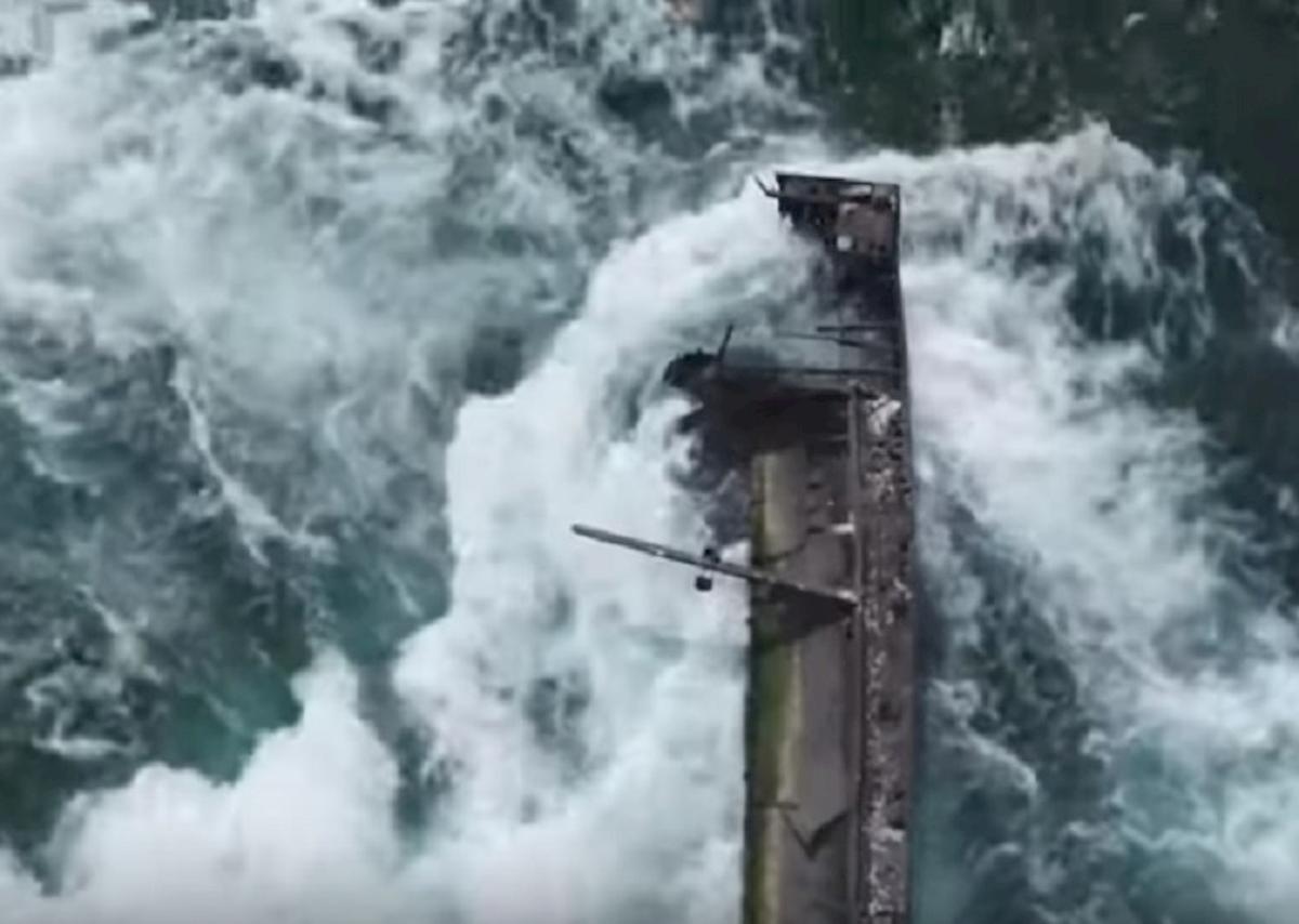 barca incastrata nelle cascate del niagara