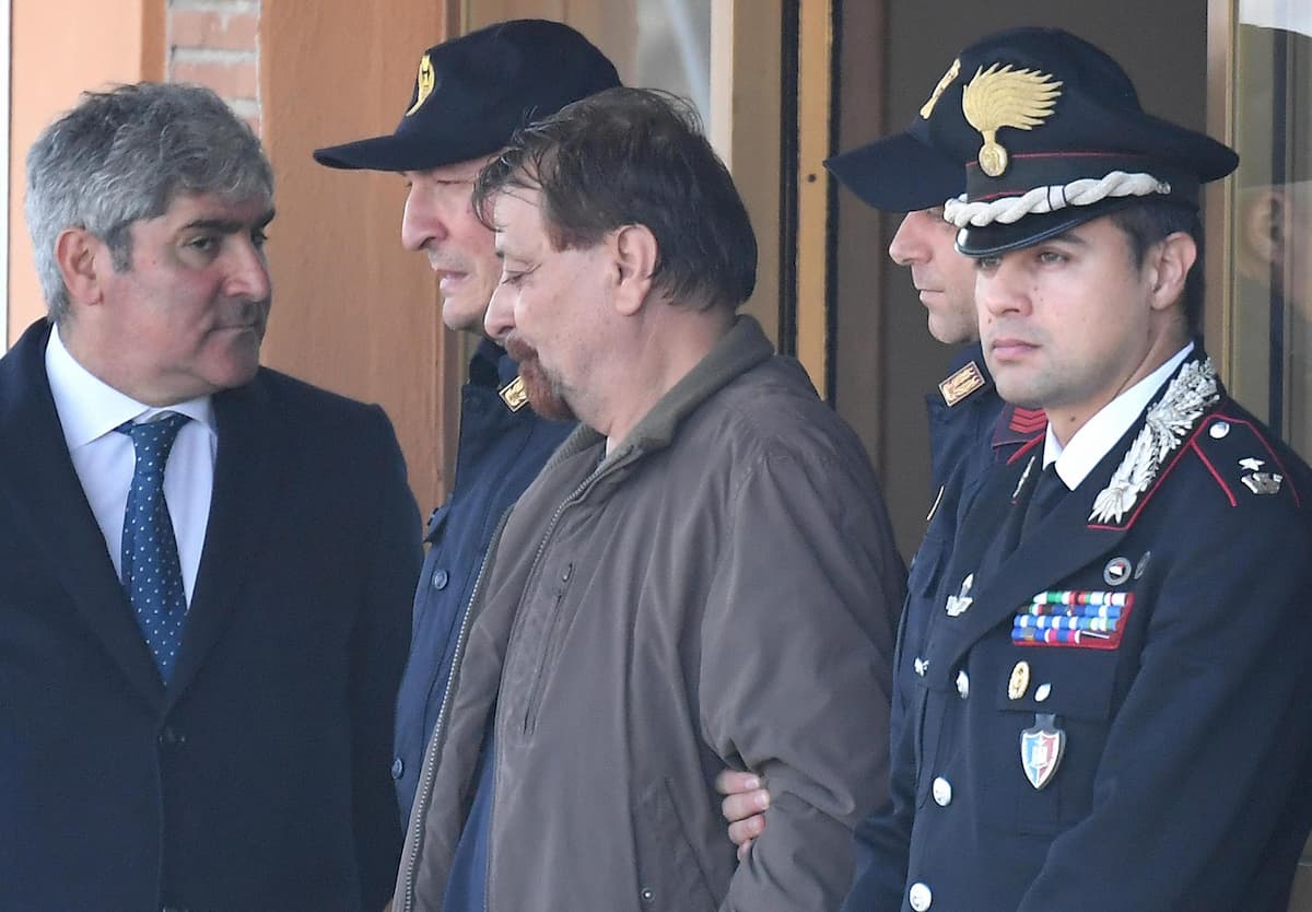 Cesare Battisti, fine pena mai: la Cassazione non cancella l'ergastolo