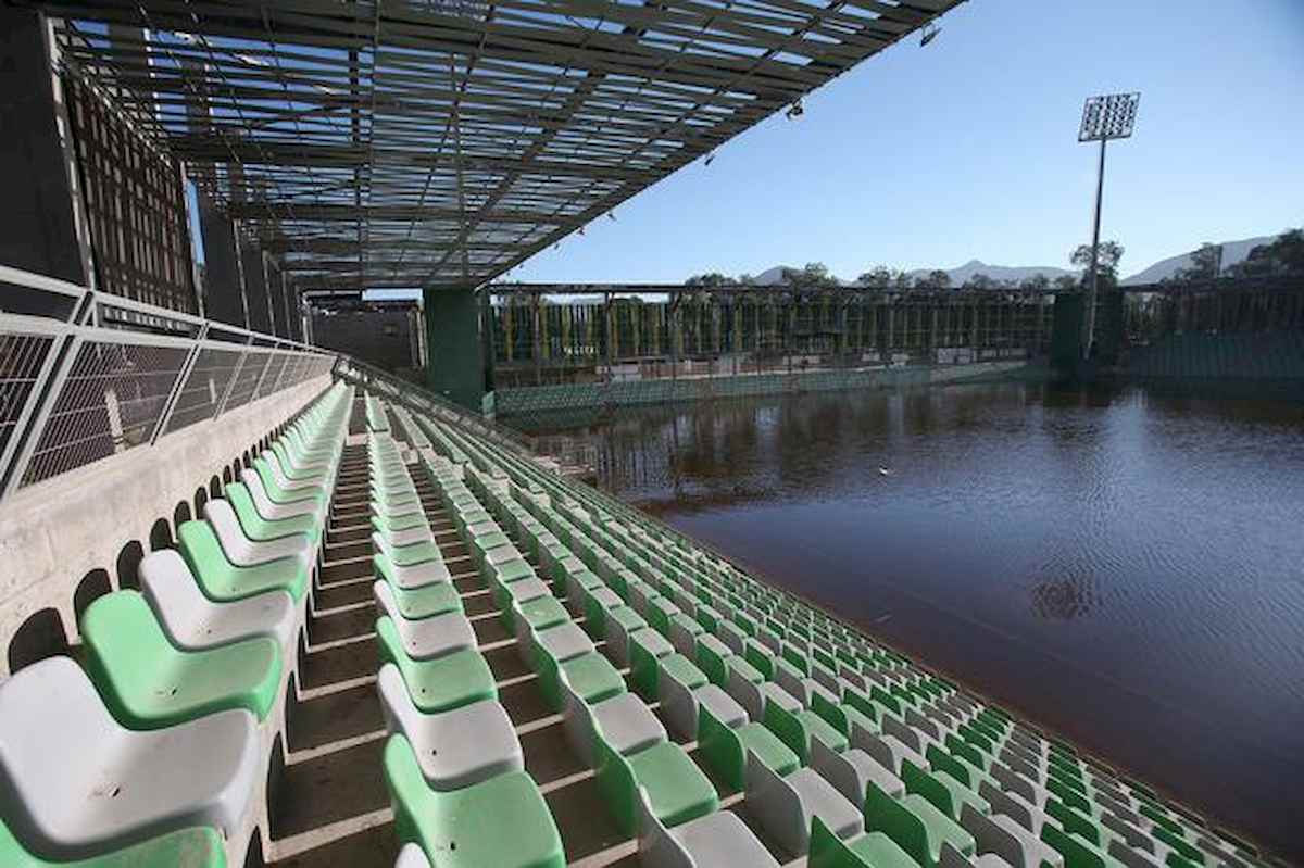 Modena calciatore nuota campo allagato video YouTube virale sui social
