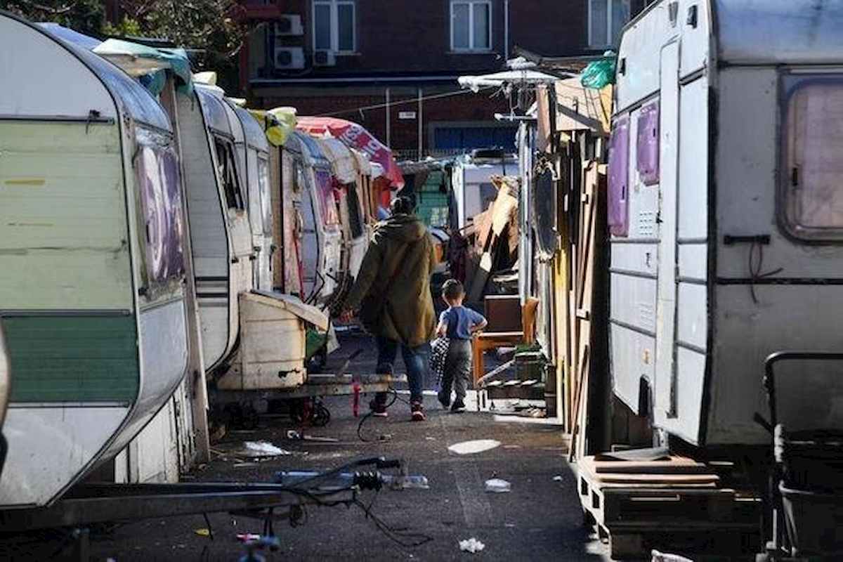 Roma, indagati i genitori della bimba morta al campo nomadi. Ipotesi malnutrizione