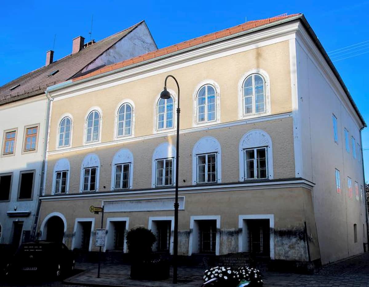 Hitler. La casa natale a Braunau am Inn diventerà un commissariato per tener lontani i nazi-nostalgici
