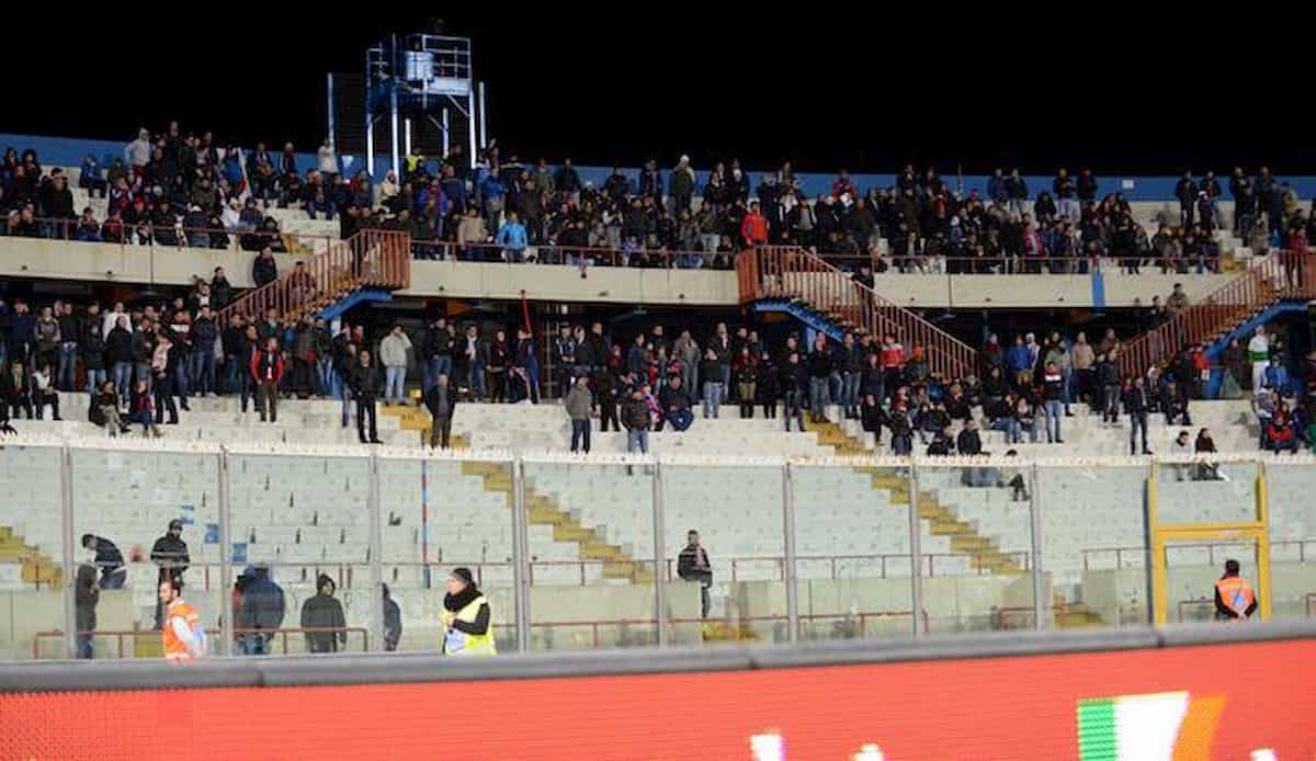 Catania, minacciano e rubano sciarpa a tifosi Bari: arrestati 2 ultras etnei