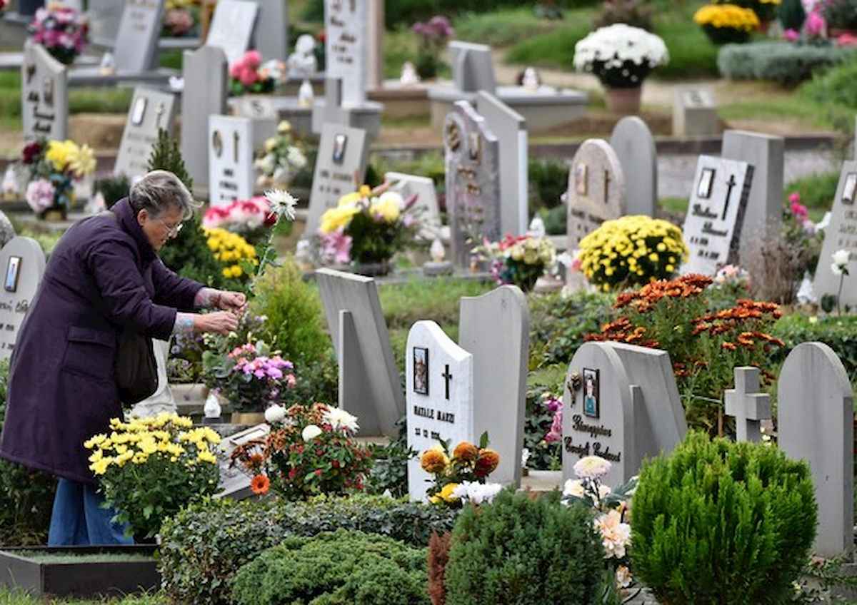 lapidi in un cimitero