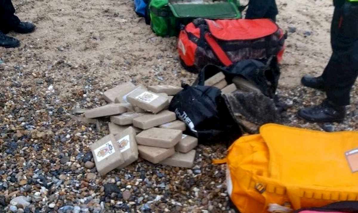 Francia, 800 kg di cocaina purissima portati dal mare: mistero sulle spiagge