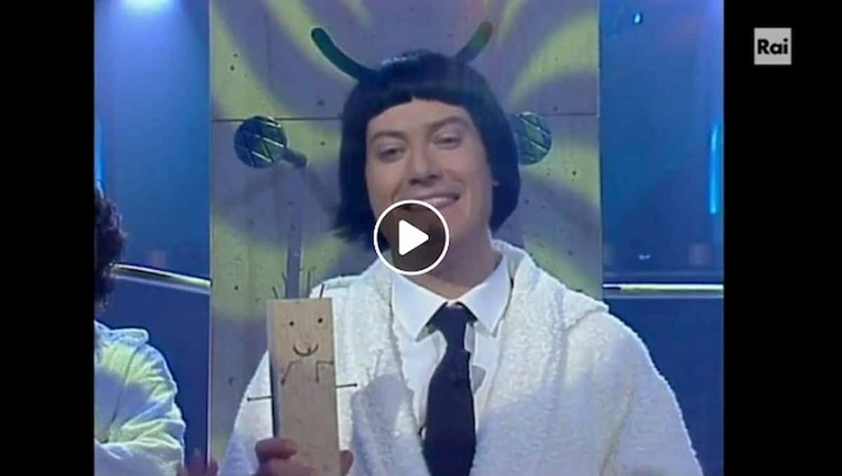 Corrado Guzzanti quando faceva Quelo: "La risposta è dentro di te però è sbagliata"