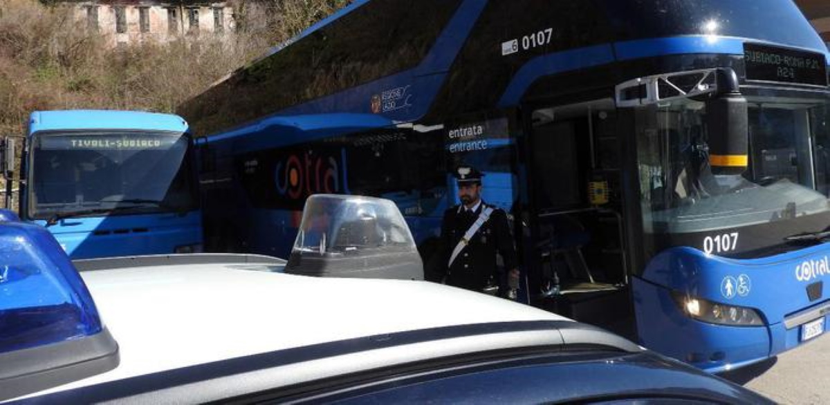Nettuno, autista Cotral distratto da telefono rischia investire bimbi davanti scuola
