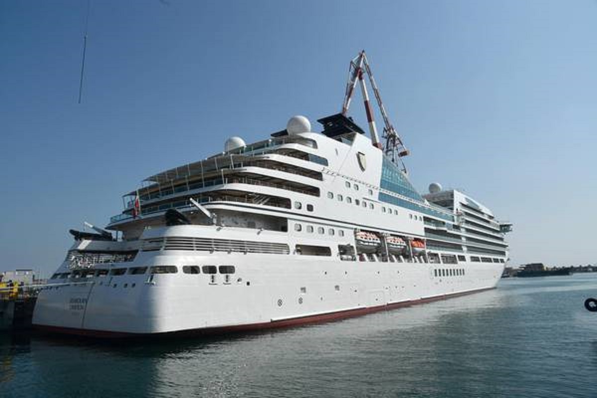 Coppia troppo focosa in crociera: urla troppo forti, costretti a lasciare la nave