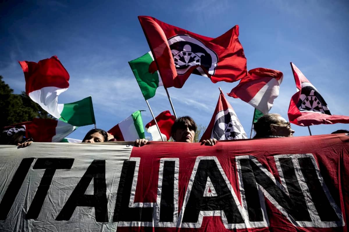 Odio razziale, fascismo e armi: 12 estremisti di destra indagati vicino Siena