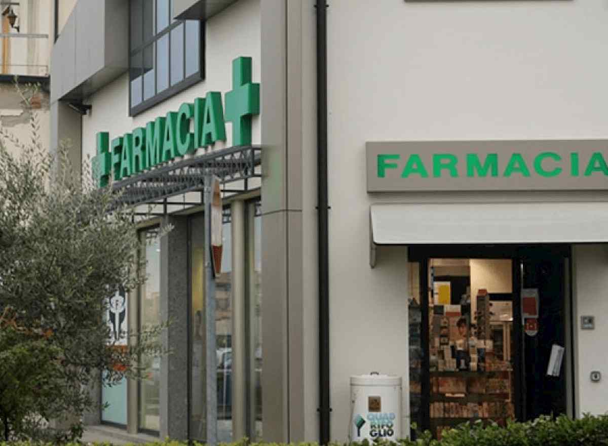 Campi Bisenzio, neonata abbandonata in una borsa accanto alla farmacia: è morta