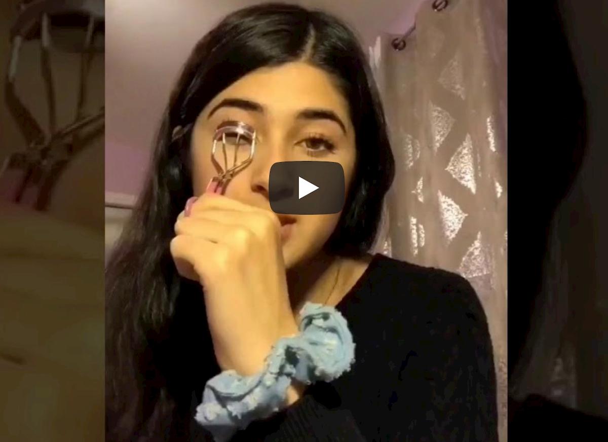 Finge tutorial di make up e parla dei campi di repressione in Cina: 17enne aggira la censura su TikTok