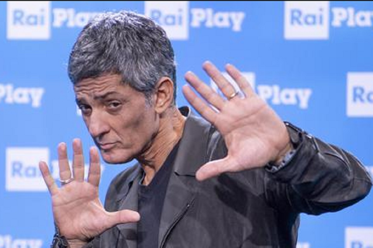 Fiorello attaccato dagli hater sui social, la sorella lo difende così