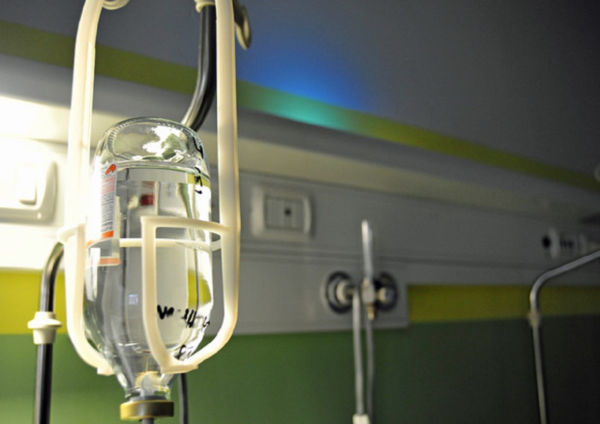 Mancano le flebo in ospedale, donna rischia di morire di fame: ora pesa 37 chili