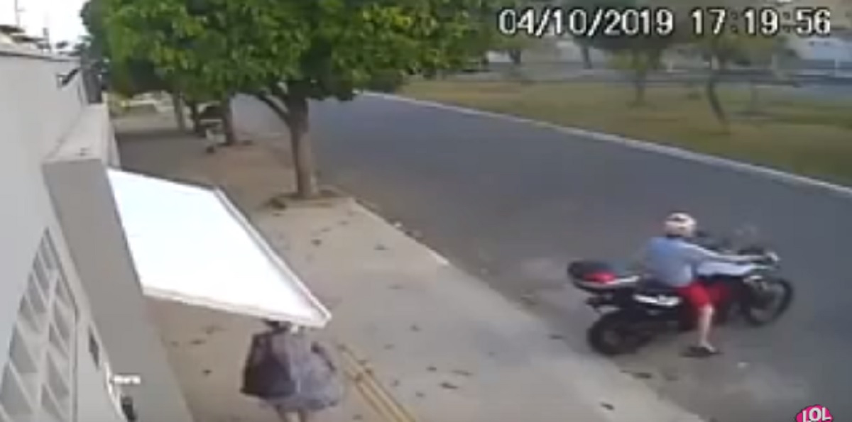 YOUTUBE Donna "inghiottita" dalla porta del garage, un'ora in trappola