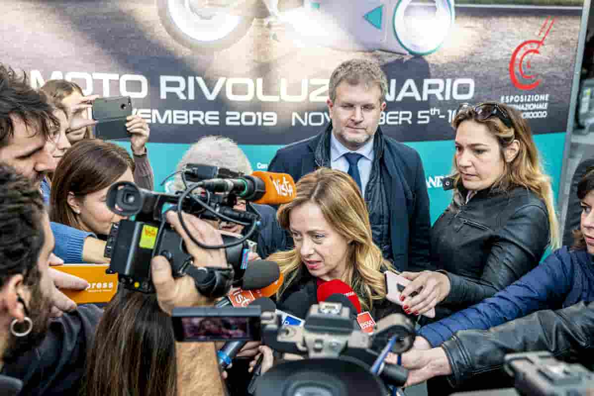 Giorgia Meloni all'Eicma fa una battuta: "In moto con Salvini a Palazzo Chigi" VIDEO