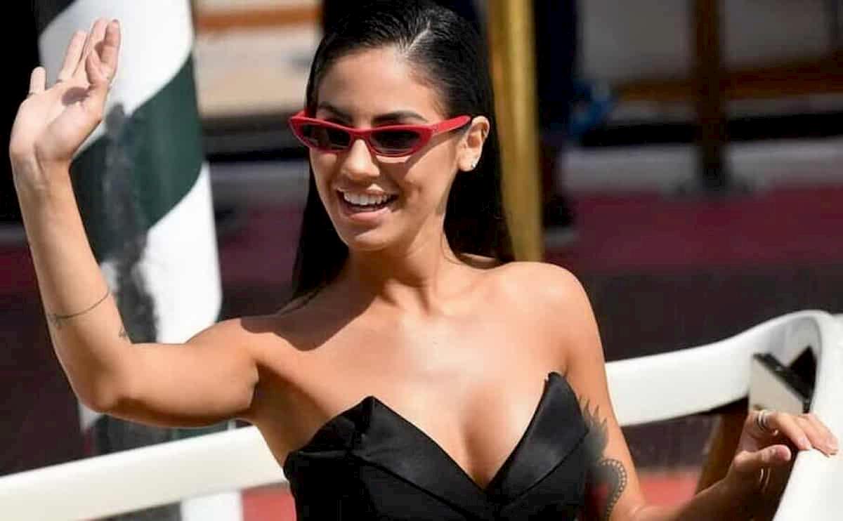 Giulia De Lellis, l'ultima gaffe in libreria: "Che figura de me**a!"