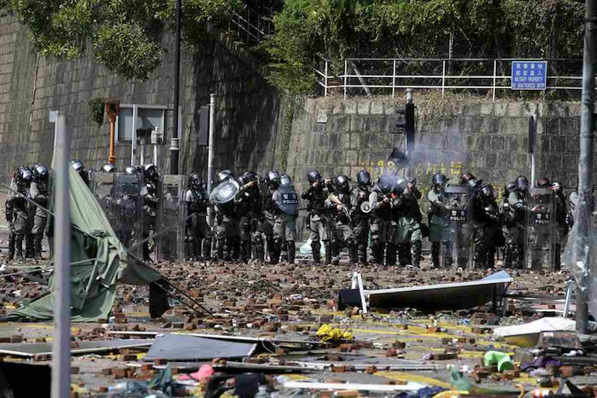 Hong Kong, guerra civile: battaglia al Politecnico con frecce, catapulte e proiettili veri