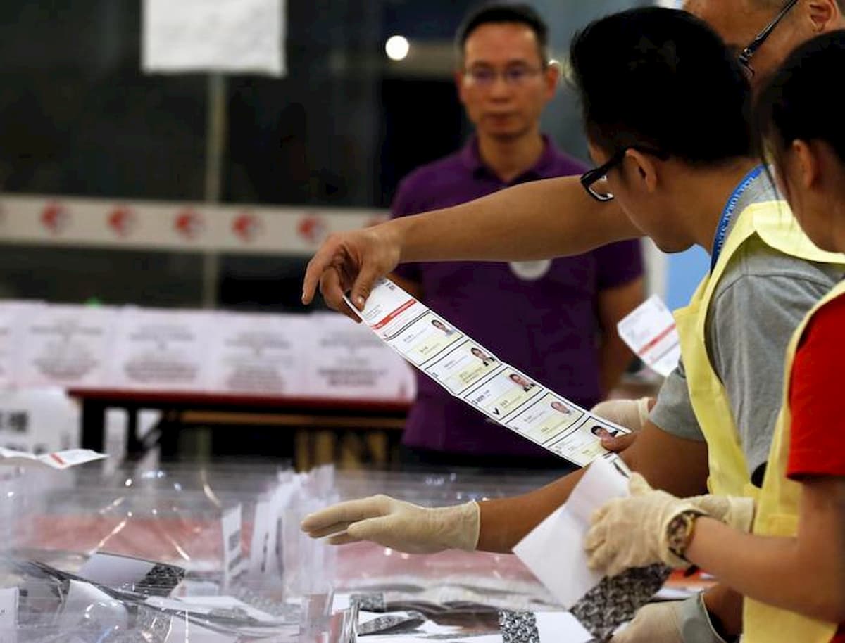 Hong Kong, valanga democratica alle elezioni distrettuali. Ma Pechino: "La città è parte integrante della Cina"