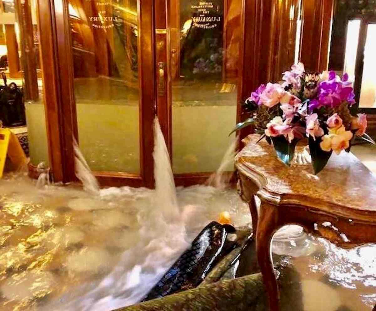 Venezia, hotel di lusso allagati? Gli haters: "Ben gli sta, costa un salasso dormirci"
