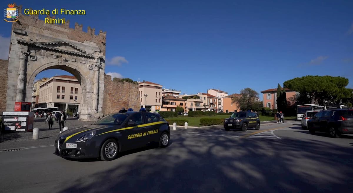 Rimini, ha intestato un hotel ma prende il reddito di cittadinanza: denunciato
