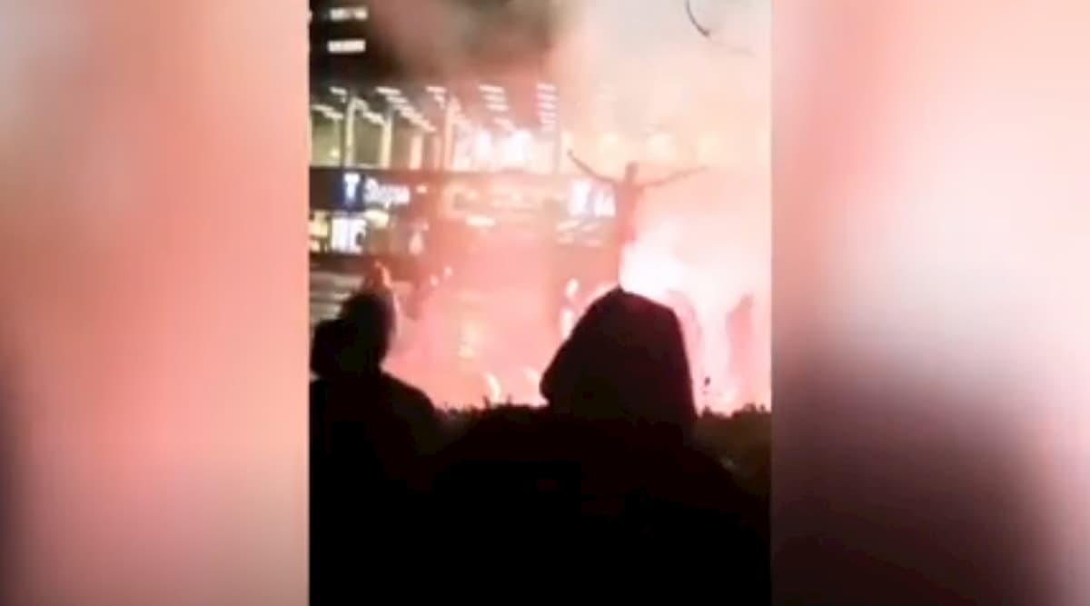 Ibrahimovic, in fiamme la sua statua a Malmo. E sul portone di casa la scritta "Giuda"