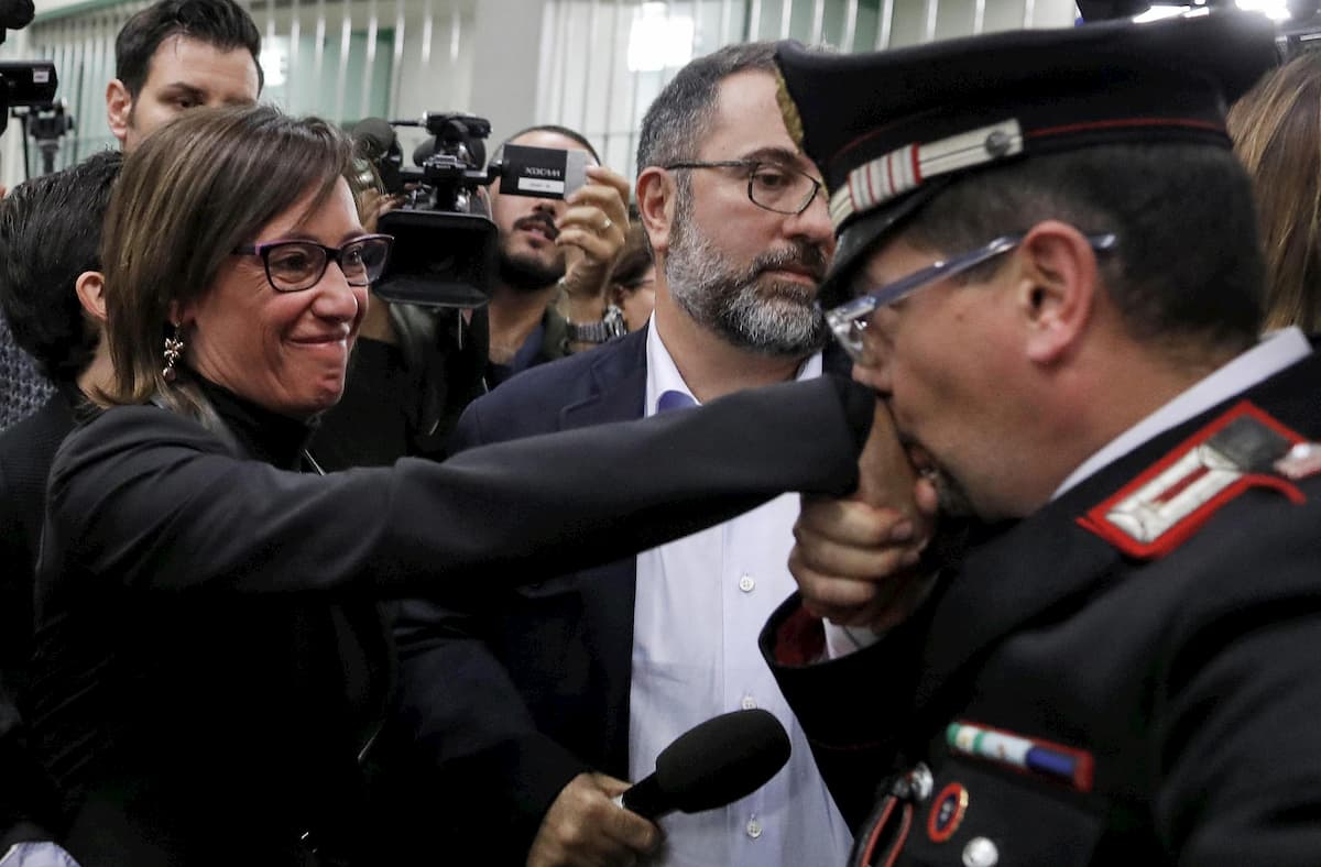 Stefano Cucchi, il baciamano del carabiniere a Ilaria Cucchi: "Finalmente giustizia"
