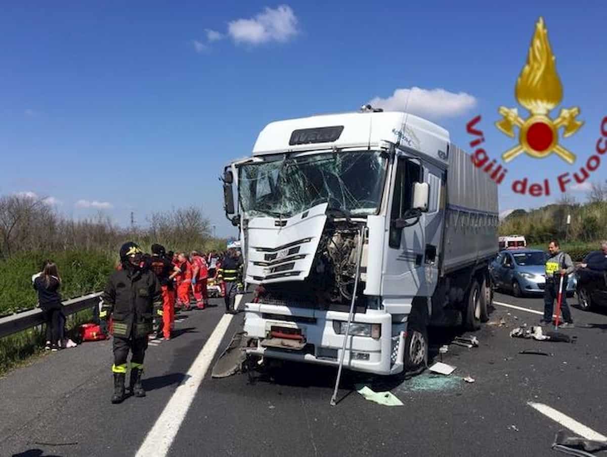 Vigonza, incidente sulla A4: auto schiacciata da due camion, un morto