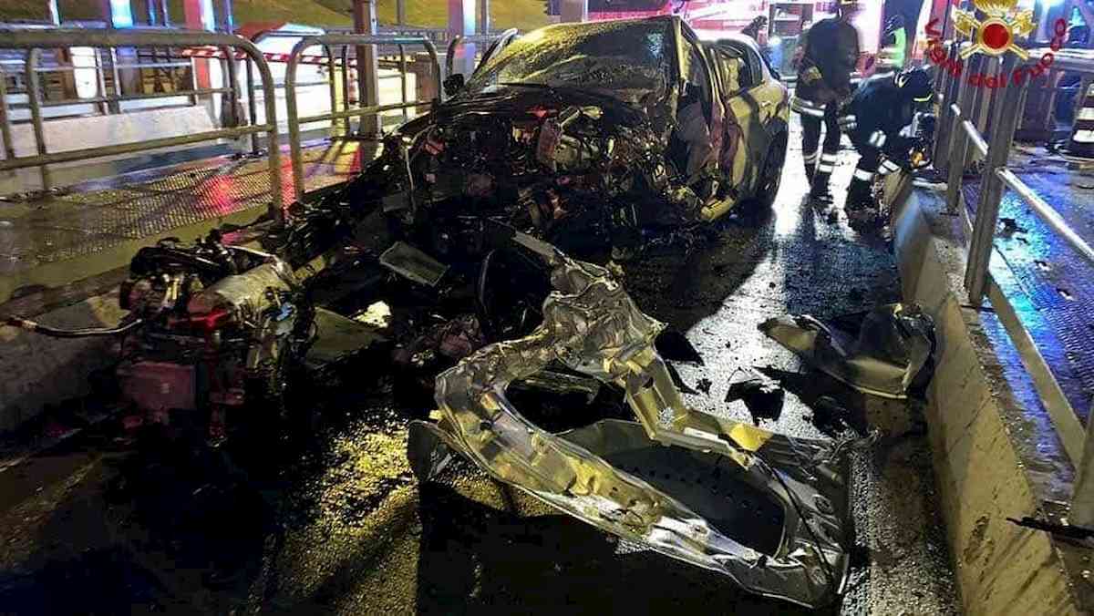 Incidente A12, schianto contro il casello di Rosignano Marittimo: morto un poliziotto